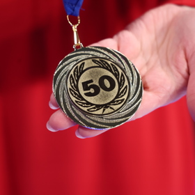 Detail na darovanou medaili.