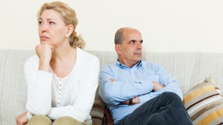 Marie (48): Manžel si kupuje syna nesmyslně drahými dárky i kapesným. Nechápe, jak mu tím škodí