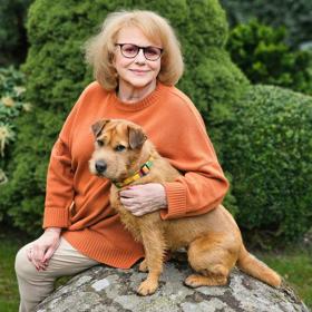 Iva Hüttnerová se svou psí fenkou Růženkou, která byla zachráněna z romské osady na Slovensku.
