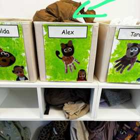 V Moniky manuálu nechybí zelené šipky pro větší názornost.