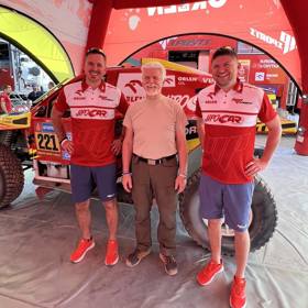 Petr Pavel se závodníky na Dakaru.