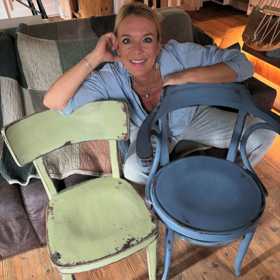 Takhle vypadají obě židle poté, co si je Lucie Benešová vzala do parády.