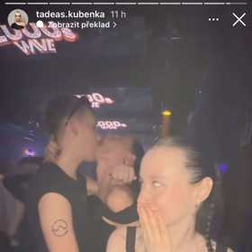 Tadeáš Kuběnka se líbal na party se ženou.