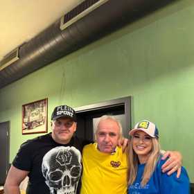 Marek Vít s manželkou a Ladislavem Vízkem.  Rád se chlubí fotkami se slavnými osobnostmi.