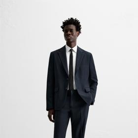 Oblek pro Business formal by měl být tmavý. (Zara)