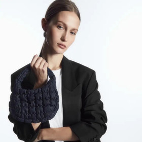 Mini kabelka s typickým prošíváním má své kouzlo i vyvedená z trendy temné džínoviny. COS, 1 090 Kč