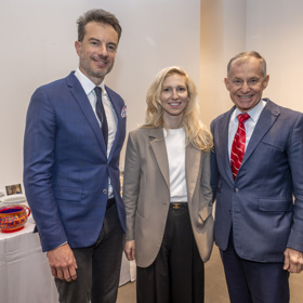 Dva lékaři, Ondřej Měšťák a Ota Schütz, a Lucie Czendlíková. Setkali se na večírku Nadačního fondu Mathilda, kde se dražily nočníky známých osobností. 