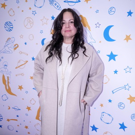 Jitka Čvančarová si také oblíbila béžový kabát. Nosí pod něj smetanové úpletové šaty. 