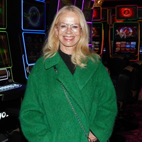 Nošení dioptrických brýlí si viditelně užívá také herečka a moderátorka Jitka Asterová. Její světloučká blond v podání symetrického účesu z rozpuštěných vlasů skvěle ladí s retro stylem jemných obrouček z kovu.