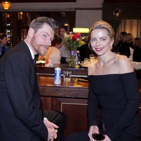 David Švehlík se svou manželkou Vendulou na premiéře seriálu Studna.