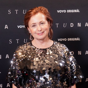 Herečka Jana Nagyová v topu ozdobeném obřími flitry.