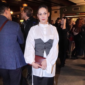 Herečka Beáta Kaňoková oblékla dlouhou bílou košili v kombinaci s šedým korzetem.