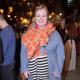 Sabina Remundová vyrazila na slavnostní premiéru v pestré vzorované šále a červených botkách. Základem outfitu přitom byl elegantní šedý kabát.