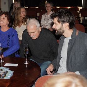 Syn Janka Ledeckého, Jonáš, si sedl vedle svých prarodičů.