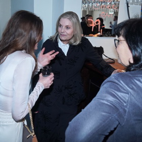 Manželka Janka Ledeckého, Zuzana, se zapovídala u baru se zpěvačkou Dashou.