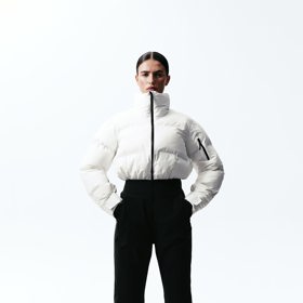 Kombinéza vyhlížející jako set bundy a přiléhavých kalhot, H&M, 4 999 Kč