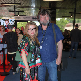 Ani hladký vyžehlený look není v případě sympatické herečky Dany Morávkové v kombinaci s tmavými obroučkami dioptrických brýlí problém. Vlasy češe na středovou pěšinku a nechá je v hladkých pramenech splývat podél tváří.