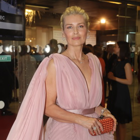 Modelka Daniela Peštová vynesla k pudrově růžovým večerním šatům značky Jamemme ikonický doplněk v podobě kabelky značky Bottega Veneta. Zvolila oranžovou variantu modelu Knot mini s černým kovovým uzlem.