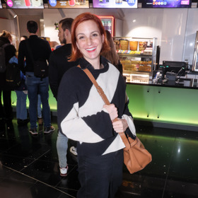 Herečka Michaela Maurerová doplnila černobílý model koňakově hnědými doplňky z kůže.