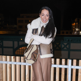 Agáta Hanychová si oblékla k dubeňákové vestě trendy saténovou sukni tak, aby všechno hezky ladilo.