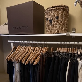 Štendr, na kterém převažuje černá barva.