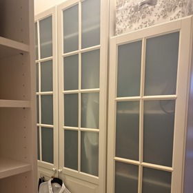 Pohled na část šatny se skříněmi, ve kterých Bára Basiková ukládá své oblečení.