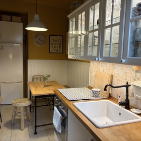 Pohled od kuchyňské linky na jídelní kout.