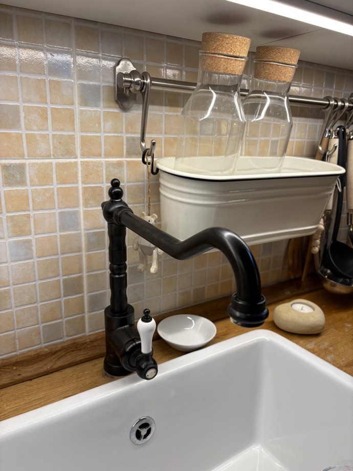 Nad dřezem je místo pro odložení nezbytností. 