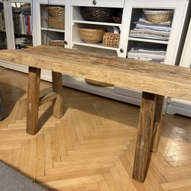 Dřevěný stůl objevila Bára Basiková na internetu.