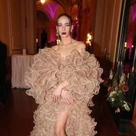 Extravagantní návrhářka Debbie Brown přišla v roce 2024 na Česko-Slovenský ples v objemném volánovém modelu.