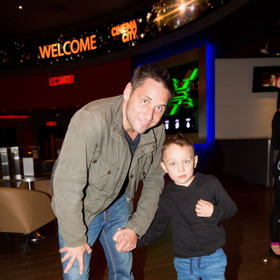 Marek chodí s tátou Martinem rád do kina - a fotografů se vůbec nebojí.