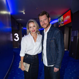 Herec David Švehlik s manželkou Vendulou využili módní tmavý denim k propojení společného stylu.