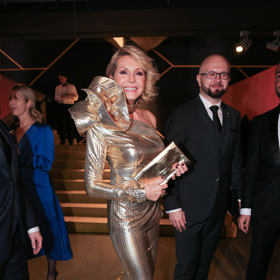 Zpěvačka Helena Vondráčková vynesla kompletně metalický outfit na předávání cen Český slavík v roce 2023. Tenkrát Helena nazula zlaté kozačky.