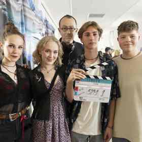 Maxmilián Dolanský se svými hereckými kolegy v seriálu Limity.