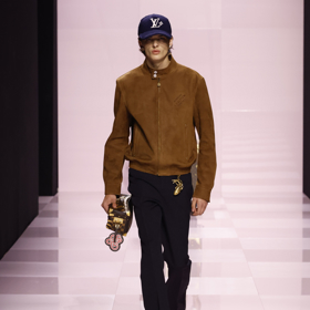 Ani mužům by neměla chybět hned celá řada stylových doplňků. Model z přehlídky Louis Vuitton na pařížském týdnu módy.