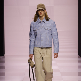 Model z přehlídky Louis Vuitton na pařížském týdnu módy.