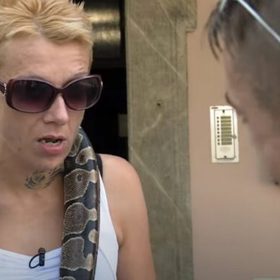 Například Janu, které Roman "mačkal hada" během exponovaného konfliktu.