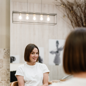 "Markéta má teď jeden z nejvíc trendy střihů. Pevné mikádo do stejné délky je trendovou záležitostí letošního roku,“ popisuje kadeřník Honza Kořínek.