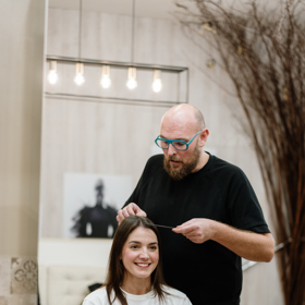 O vlasy se Markétě Stehlíkové už téměř deset let stará kadeřník Honza Kořínek, který se samozřejmě ujal i její aktuální proměny.