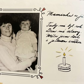 Zpěvačka Marta Jandová slaví se svou maminkou první narozeniny.