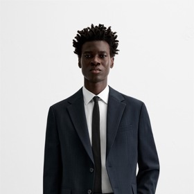 Nesmí chybět bílá košile s dlouhým rukávem. (Zara)