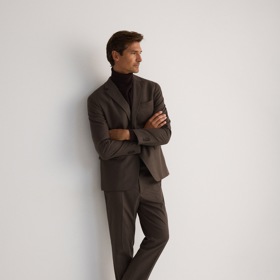 Oblek může být i v jiné barvě než černé, ale tmavá barva je zásadní. (Reserved)