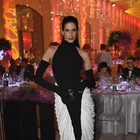 Aneta Vignerová na loňském ročníku Plesu jako Brno vsadila na černobílou klasiku a vyplatilo se. Její nápaditá, přesto nadčasová róba připomínala šaty legendární herečky Audrey Hepburn. Nechyběly ani elegantní černé rukavičky.