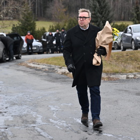 Na pohřeb Heleny Zeťové dorazila řada lidí. Přišel i Aleš Juchelka.