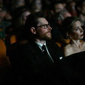 David Švehlík se svou pohlednou partnerkou.