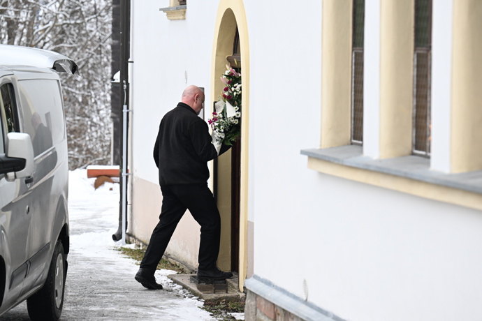 Pohřeb moderátora Rádia Kiss, Jirky Vondry, proběhl ve smuteční obřadní síni v Rokytnici nad Jizerou.
