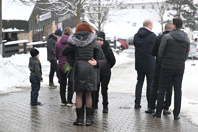 Pohřeb moderátora Rádia Kiss, Jirky Vondry, proběhl ve smuteční obřadní síni v Rokytnici nad Jizerou.
