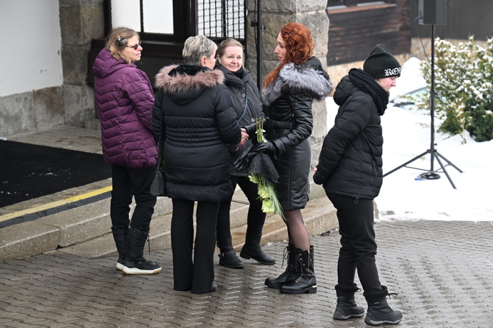 Pohřeb moderátora Rádia Kiss, Jirky Vondry, proběhl ve smuteční obřadní síni v Rokytnici nad Jizerou.
