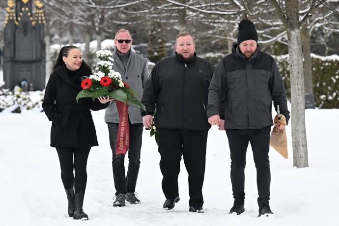 Rodina a přátelé se přišli naposledy rozloučit s moderátorem Rádia Kiss, Jirkou Vondrou.