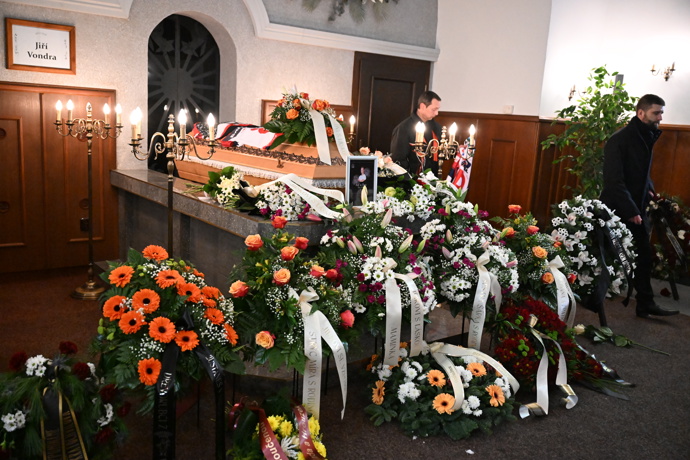 Poslední rozloučení s oblíbeným moderátorem Jiřím Vondrou.